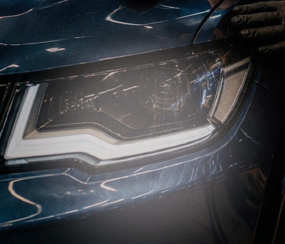 Detalhe de farol de carro premium tratado pela Ative